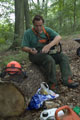 Click to see it big Ich mit Kettensäge, Impression aus dem Wald